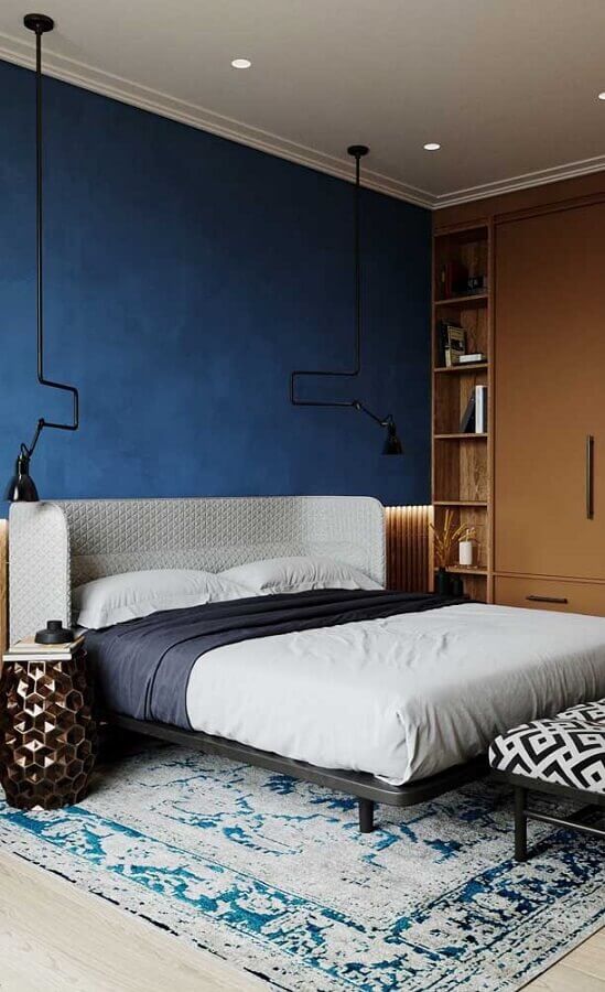 design moderno de pendente para quarto de casal com parede azul Foto Mauricio Gebara Arquitetura