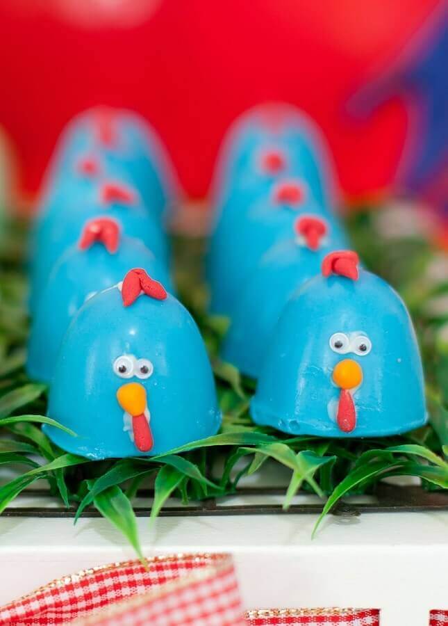 doce personalizado para festa infantil da galinha pintadinha Foto Assetproject