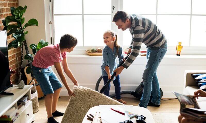 família limpando tapete Foto Lopes