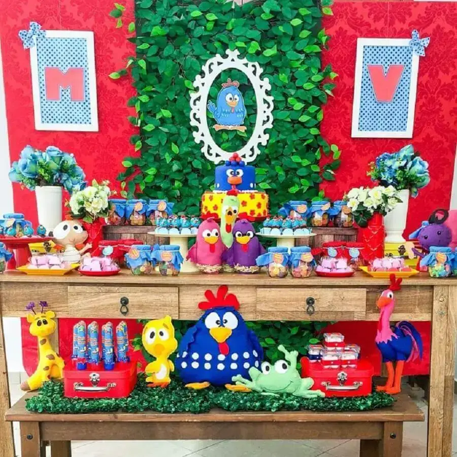 festa da galinha pintadinha decorada com painel de folhagens e mesa de madeira Foto Prics Decorações