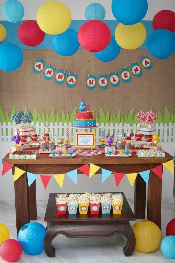 festa simples da galinha pintadinha decorada com balões coloridos Foto Webcomunica