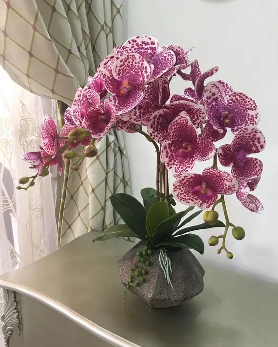 flores artificiais para decoração - arranjo com vaso de metal 