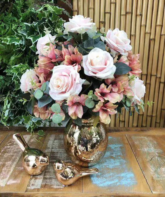 plantas artificiais para decoração - rosas coloridas em vaso dourado
