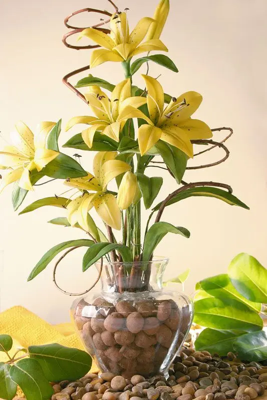 flores artificiais para decoração - lírios amarelos de biscuit 