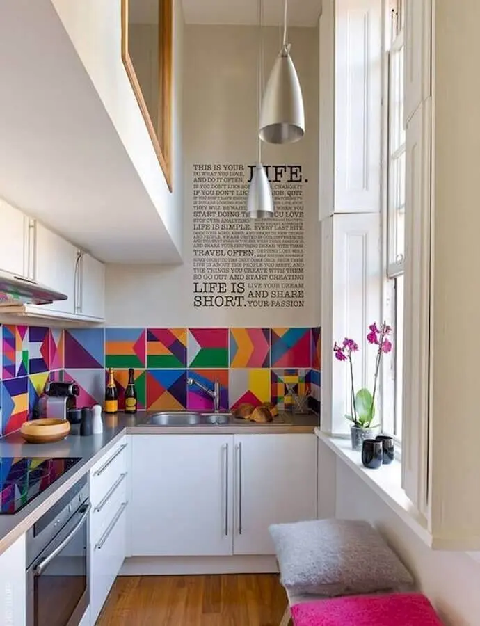 forno elétrico embutir para cozinha planejada com azulejo colorido Foto Ritely