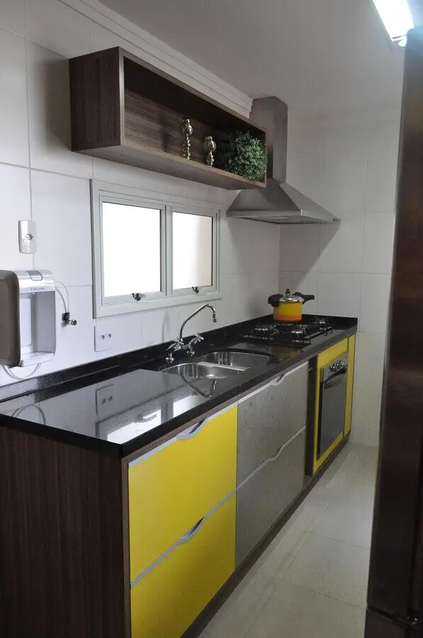 forno elétrico embutir para cozinha simples com armário amarelo Foto Daniela Oliveira Landsberg