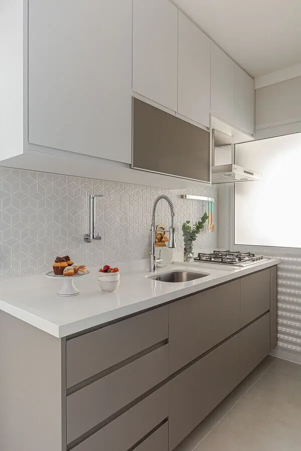 gabinete de cozinha cinza e branca planejado com várias gavetas Foto Arquiteto em Casa