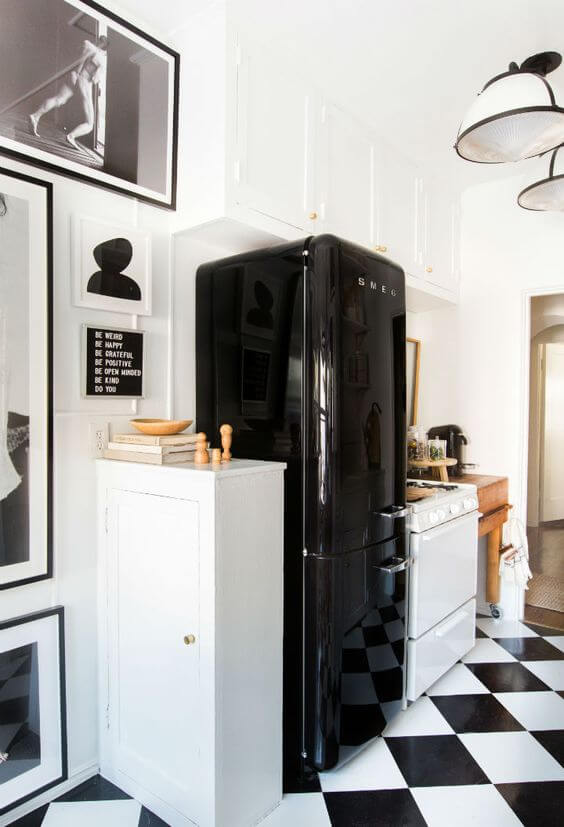 Cozinha preto e branco com geladeira retrô preto