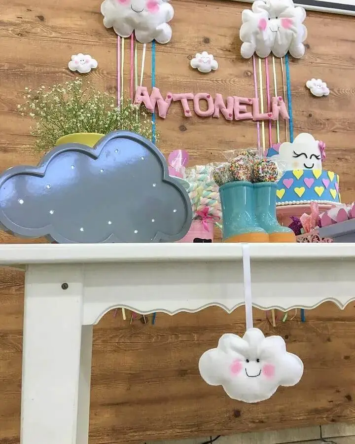 ideias chuva de bênçãos para mesa decorada com luminária nuvem Foto Amor e Festas