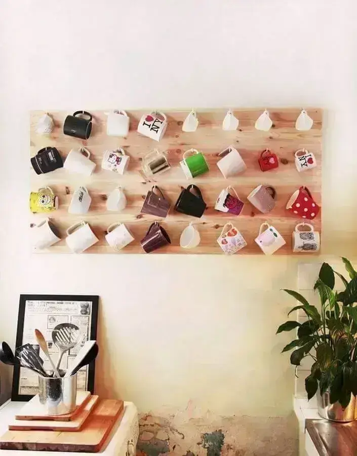ideias criativas de decoração com coleção de canecas penduradas em tábua de madeira Foto Design & Decoration