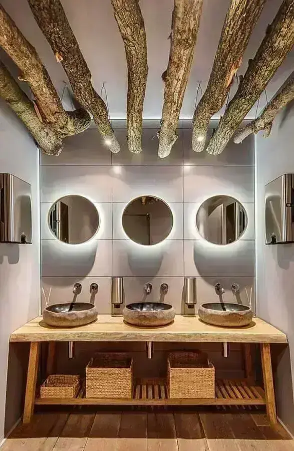ideias criativas de decoração para banheiro com troncos de madeira no teto Foto Pinterest