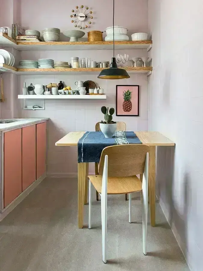 ideias criativas de decoração para cozinha pequena com prateleiras de madeira Foto Habitissimo