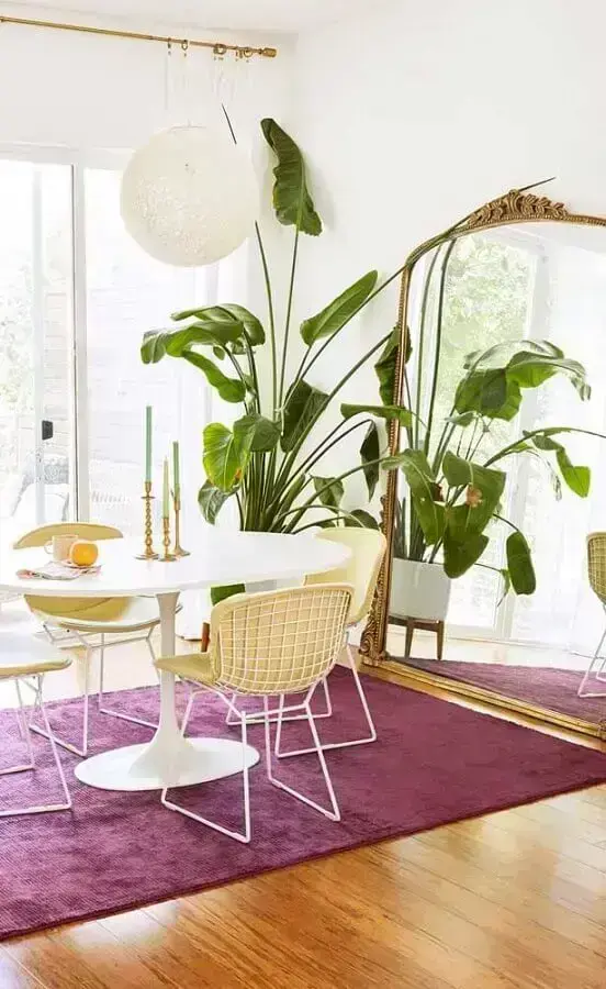ideias criativas de decoração para sala de jantar com mesa redonda e grande vaso de planta Foto Pinterest