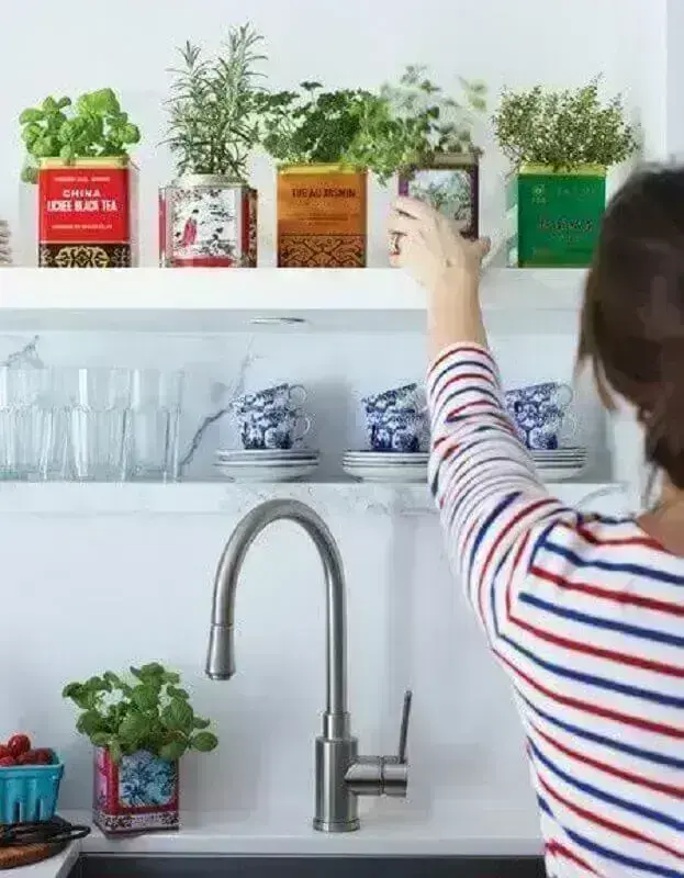 ideias de decoração barata para cozinha com mini horta em latas antigas Foto It Mãe