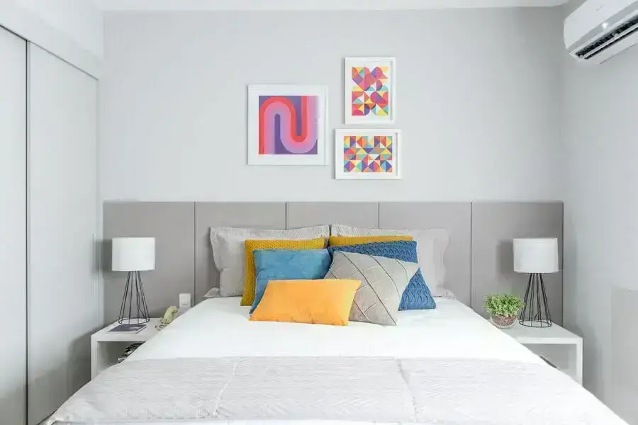 ideias de decoração para quarto com quadros e almofadas coloridas Foto Renata Romeiro