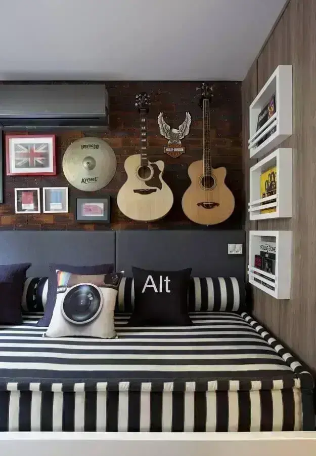 ideias de decoração para quarto moderno com quadros e violões na parede Foto Juliana Pippi