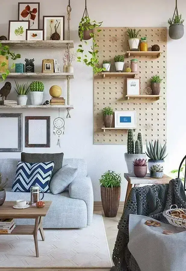 ideias de decoração para sala com prateleiras de madeira e vasinhos de plantas Foto Tudo Especial