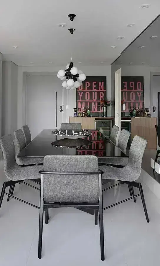 ideias de decoração para sala de jantar com parede espelhada e grande quadro apoiado em barzinho Foto Ideias Decor