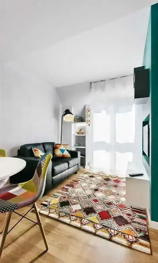ideias de decoração para sala simples com tapete colorido e sofá preto Foto Ideias Decor