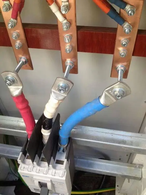 instalação elétrica - detalhe de cabos 