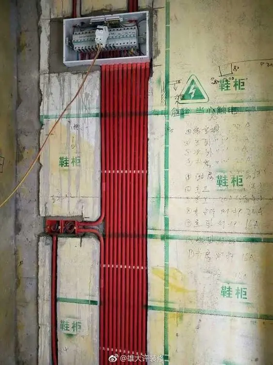 instalação elétrica - quadro de distribuição com eletrodutos vermelhos 