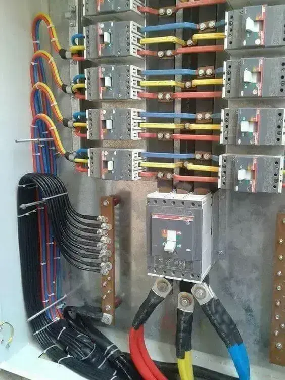 instalação elétrica - quadro elétrico com cabos 