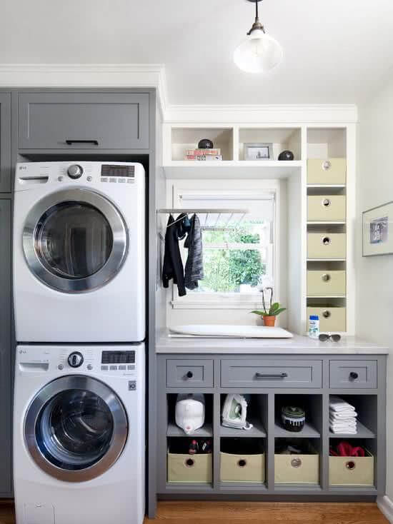 Lavanderia planejada com lavadora de roupas e secadora