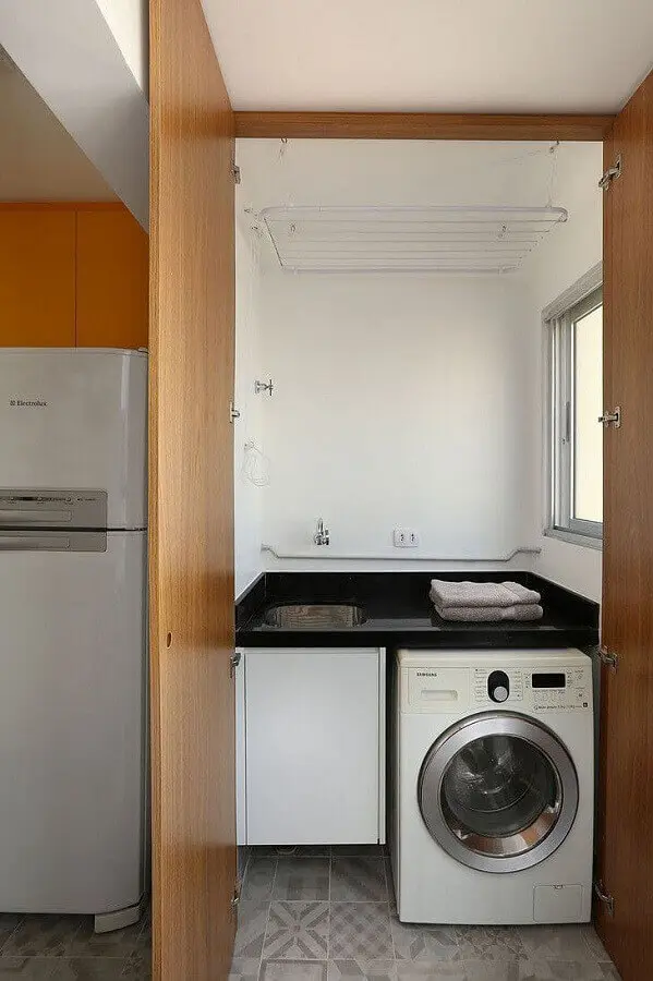 lavanderia pequena com máquina de lavar e secar branca Foto Arquitrecos