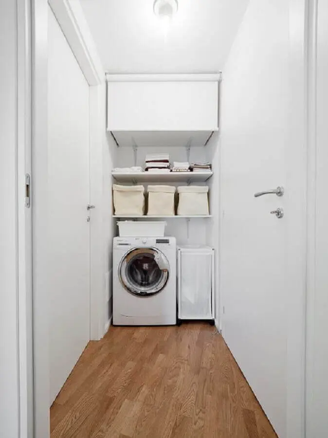 lavanderia simples com máquina de lavar e secar branca Foto Yandex