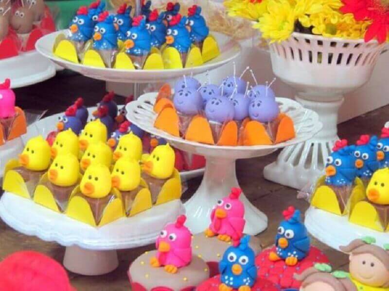 mesa de doces para festa da galinha pintadinha Foto Casa e Festa