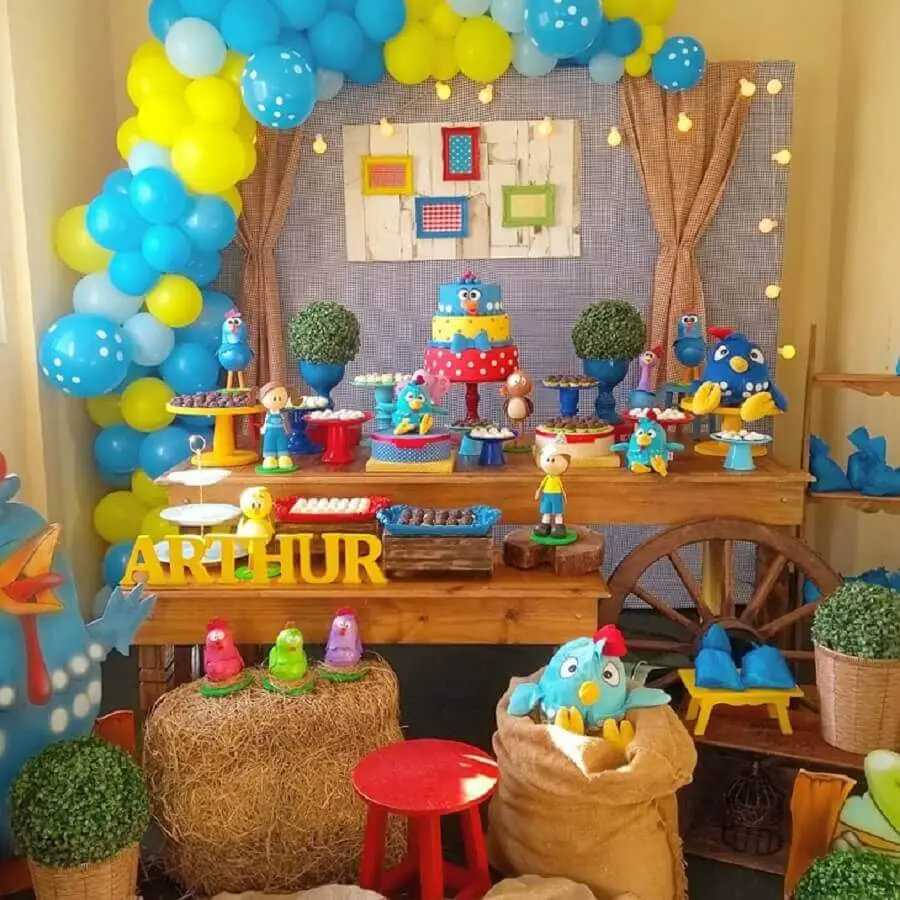 mesa decorada para festa infantil da galinha pintadinha Foto Madame Girê Decorações em Festa
