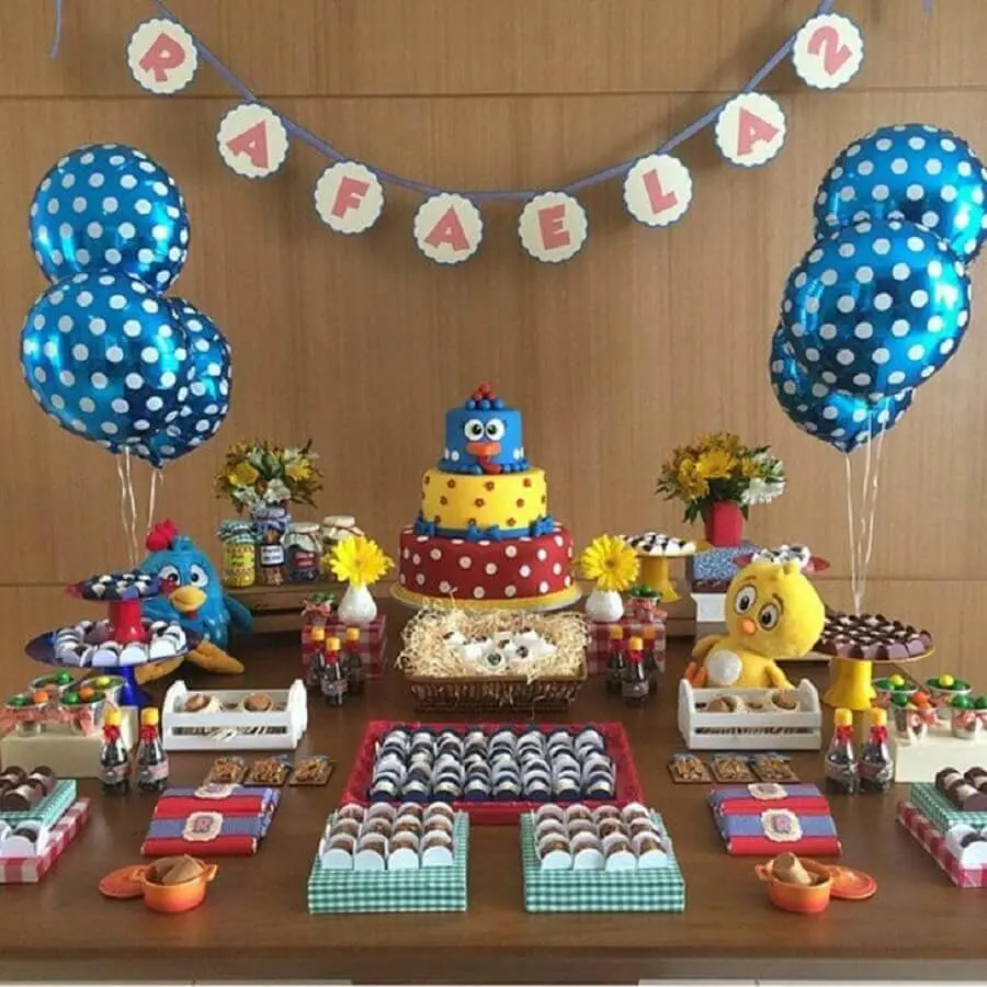 mesa para festa infantil da galinha pintadinha com decoração simples Foto Festejar com Amor