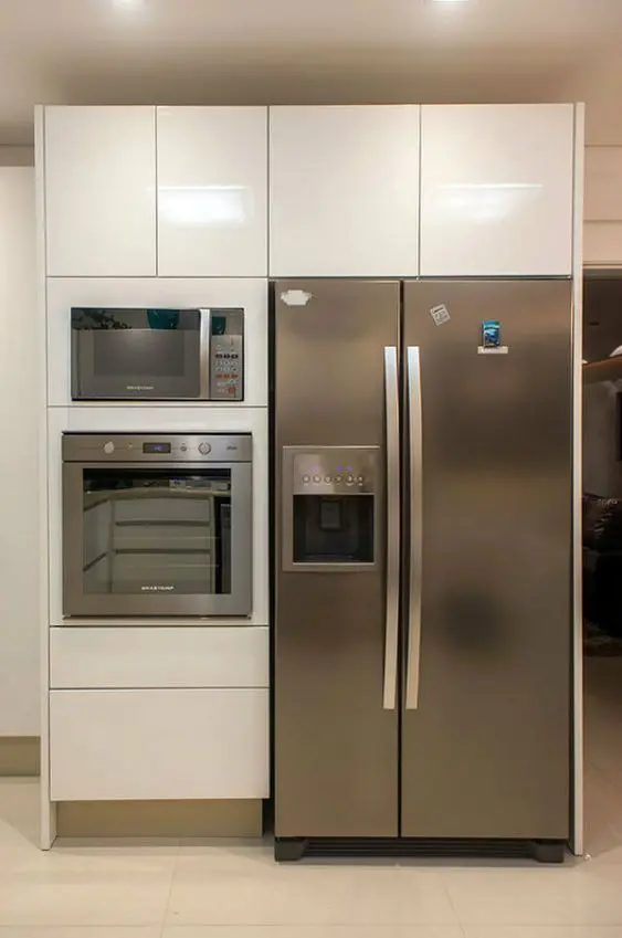 microondas espelhado - cozinha com armário branco 