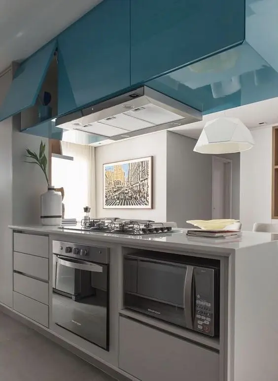 microondas espelhado - cozinha com armários azuis 