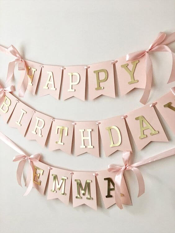 festas de aniversário ficam lindas com os moldes de letras grandes 