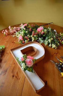 As flores artificiais podem decorar os moldes de letras para sua casa