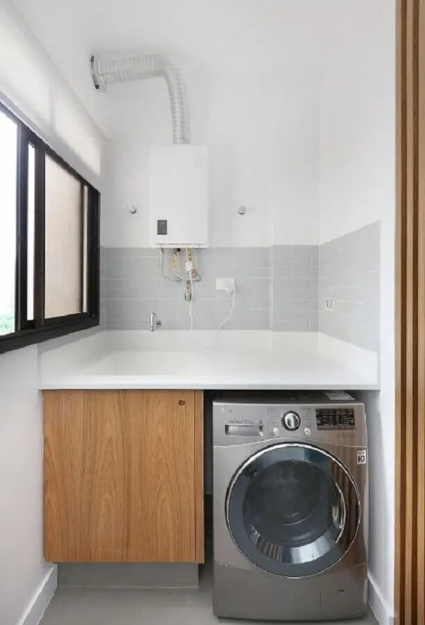 máquina de lavar e secar inox para lavanderia pequena com armário de madeira Foto ACF Arquitetura