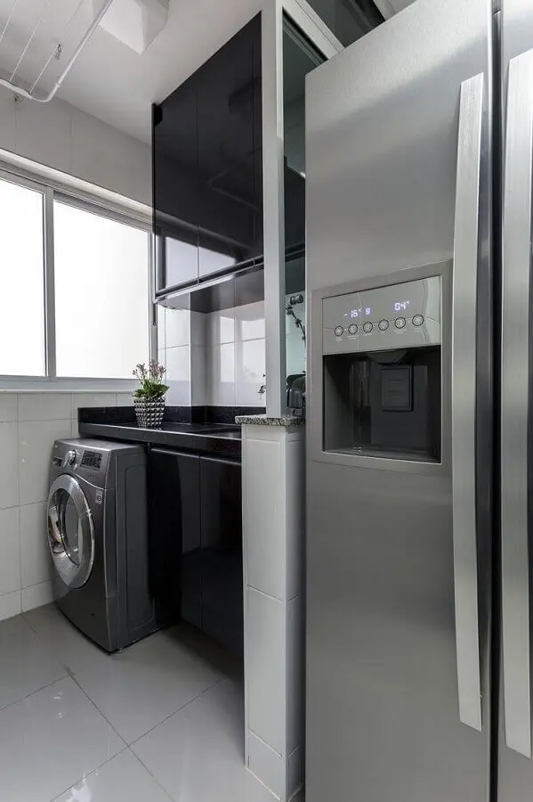 máquina de lavar e secar inox para lavanderia pequena e moderna com móveis planejados Foto Fabio Fast