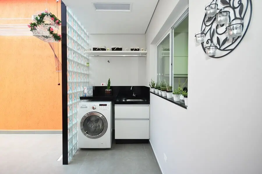 máquina de lavar e secar para lavanderia pequena com divisória de cobogó de vidro Foto Condecorar Arquitetura e Interiores