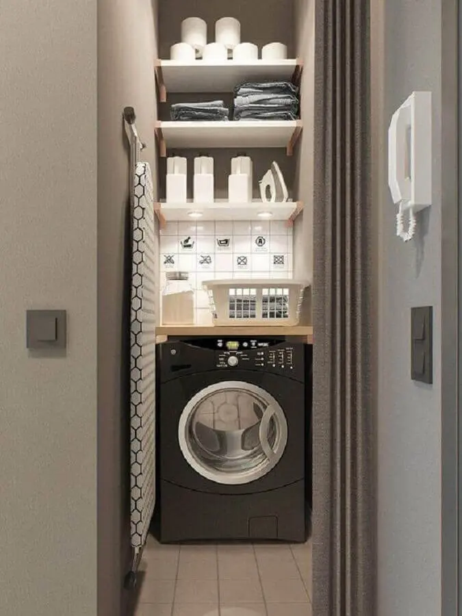 máquina de lavar e secar para lavanderia pequena com prateleiras Foto VDR Home Design