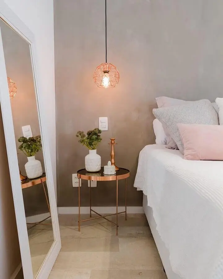 pendente aramado rose gold para quarto decorado com espelho de chão e parede de cimento queimado Foto Pinterest