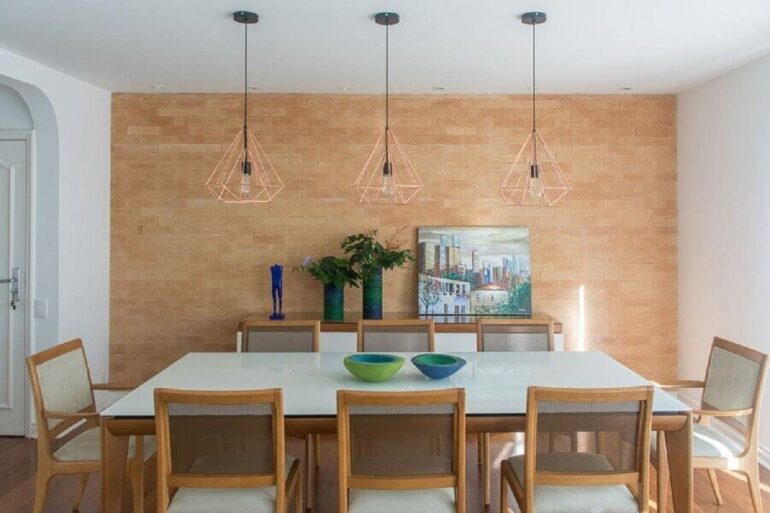 pendente aramado rose gold para sala de jantar decorada com parede tijolinho Foto Viviane Gobbato