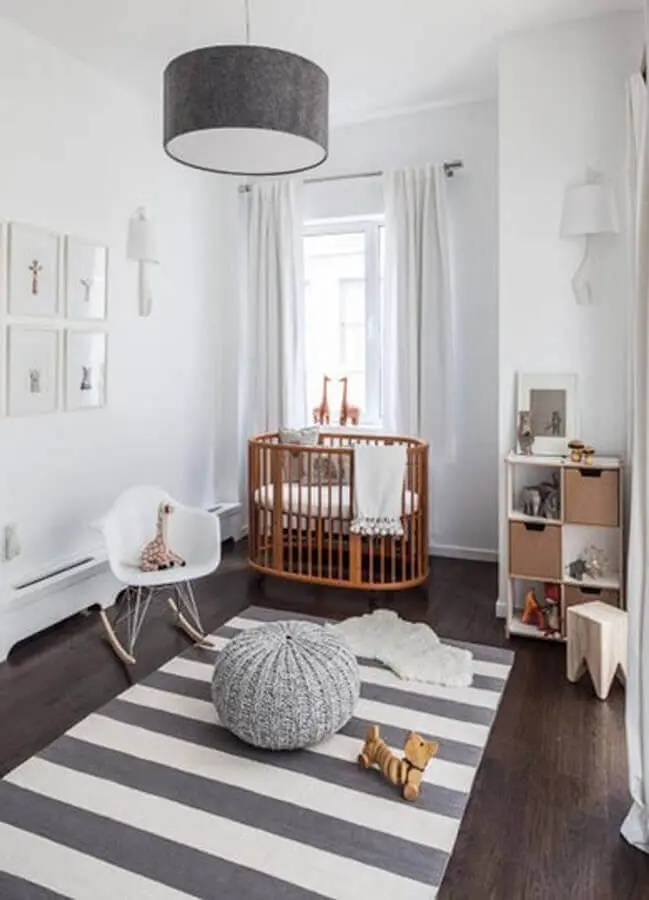 pendente para quarto de bebê cinza e branco com berço de madeira Foto Home BNC