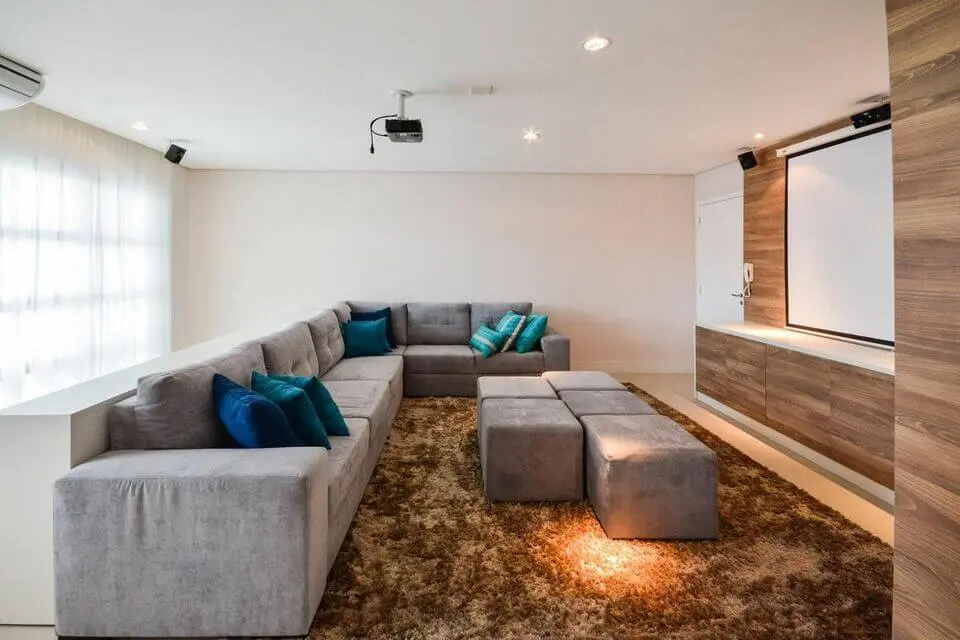 puff quadrado - sala de estar com sofá grande e puff cinza 