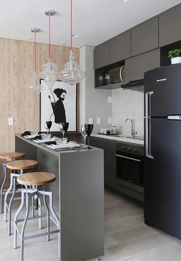 quadros decorativos para cozinha americana pequena com armários cinza e geladeira preta Foto Pinterest