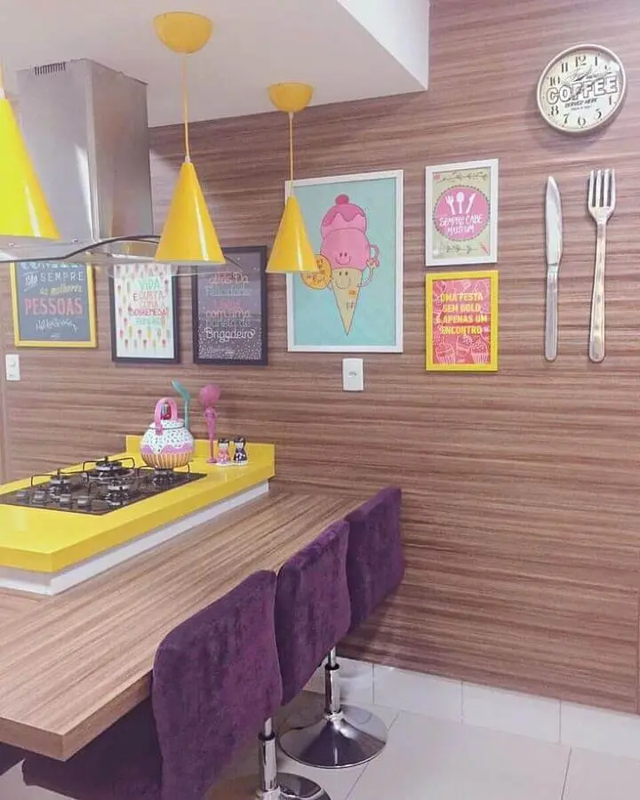 quadros decorativos para cozinha colorida com revestimento de madeira e bancada e pendentes amarelos Foto Decoração de Casa