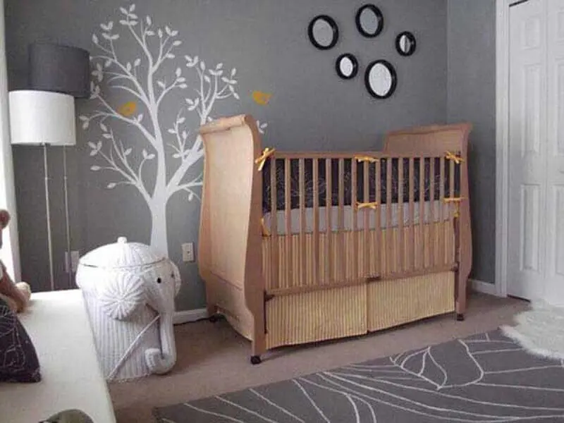 quarto de bebê decorado com berço de madeira e tapete cinza Foto Home Decor Ideas