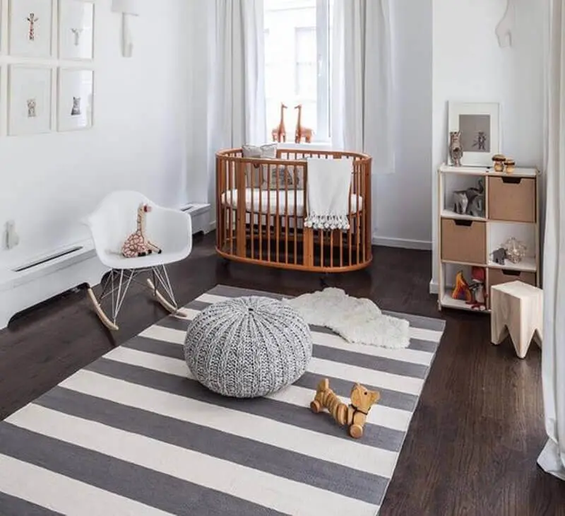 quarto de bebê decorado com tapete cinza e branco listrado Foto Elo7