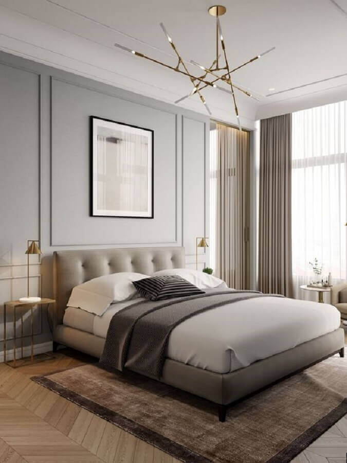 quarto de casal decorado em cores neutras com pendente para quarto com design moderno Foto DecorHead
