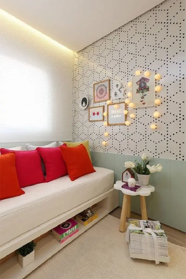 quarto decorado com papel de parede e sofá cama branco Foto Archzine